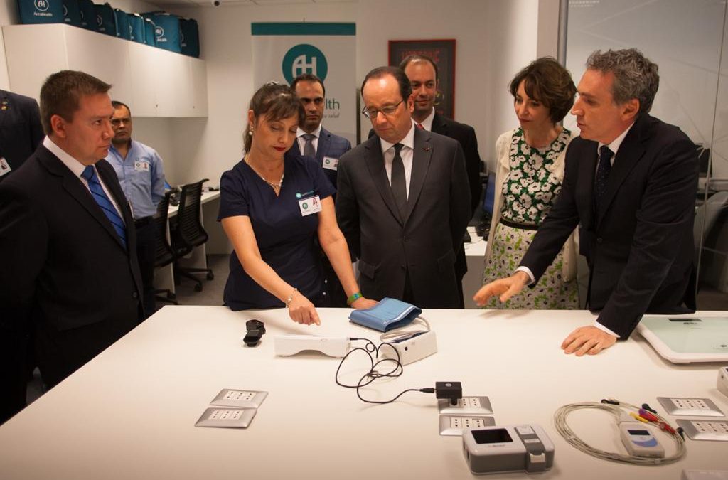 O presidente da França, François Hollande, visita a empresa Accuhealth Chile